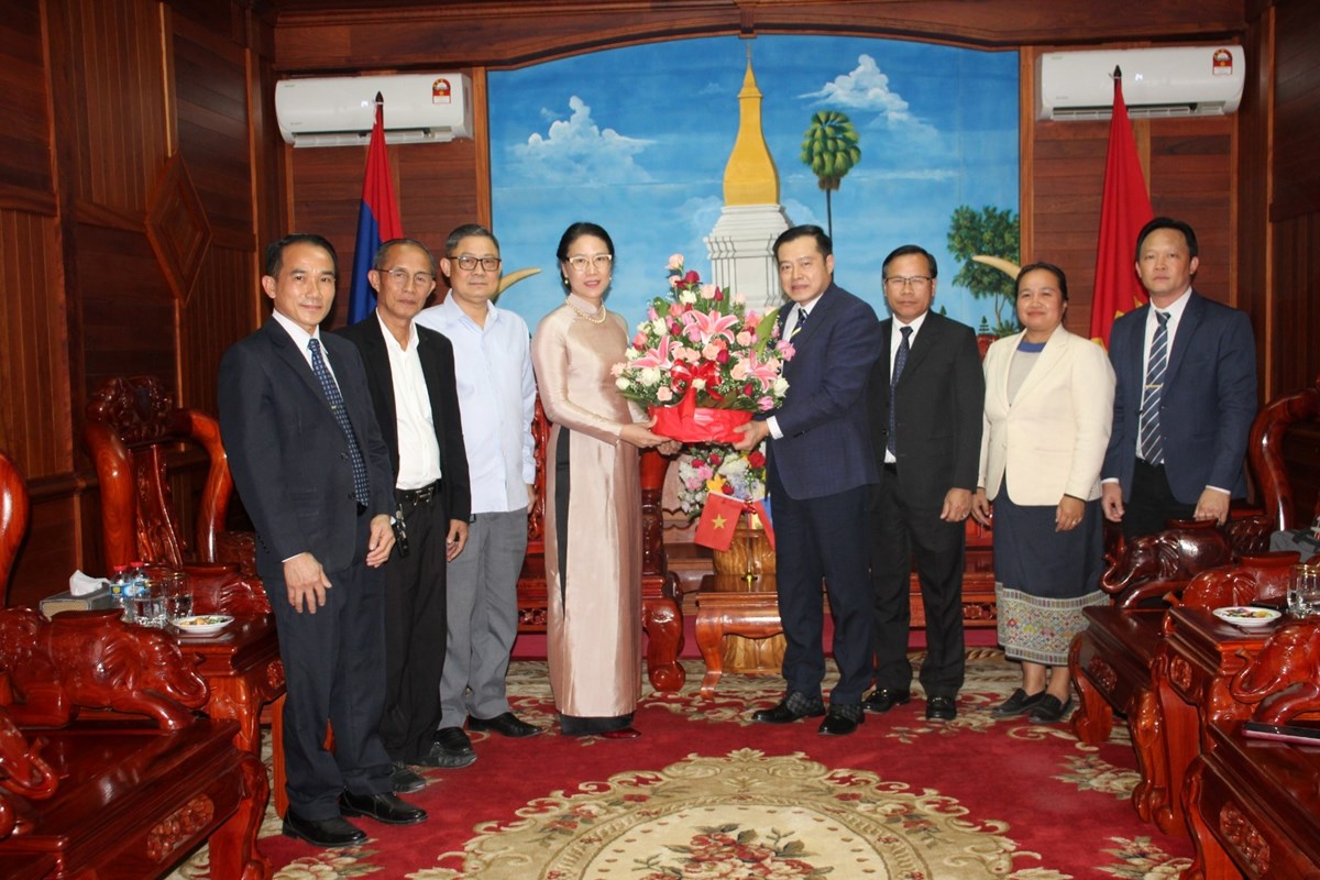 ກງສນໃຫຍ ສສ ຫວຽດນາມ ປະຈາແຂວງສະຫວນນະເຂດ ເຂາອວຍພອນການນາແຂວງຄາມວນໃນໂອກາດວນຊາດທ 2 ທນວາ - image 1