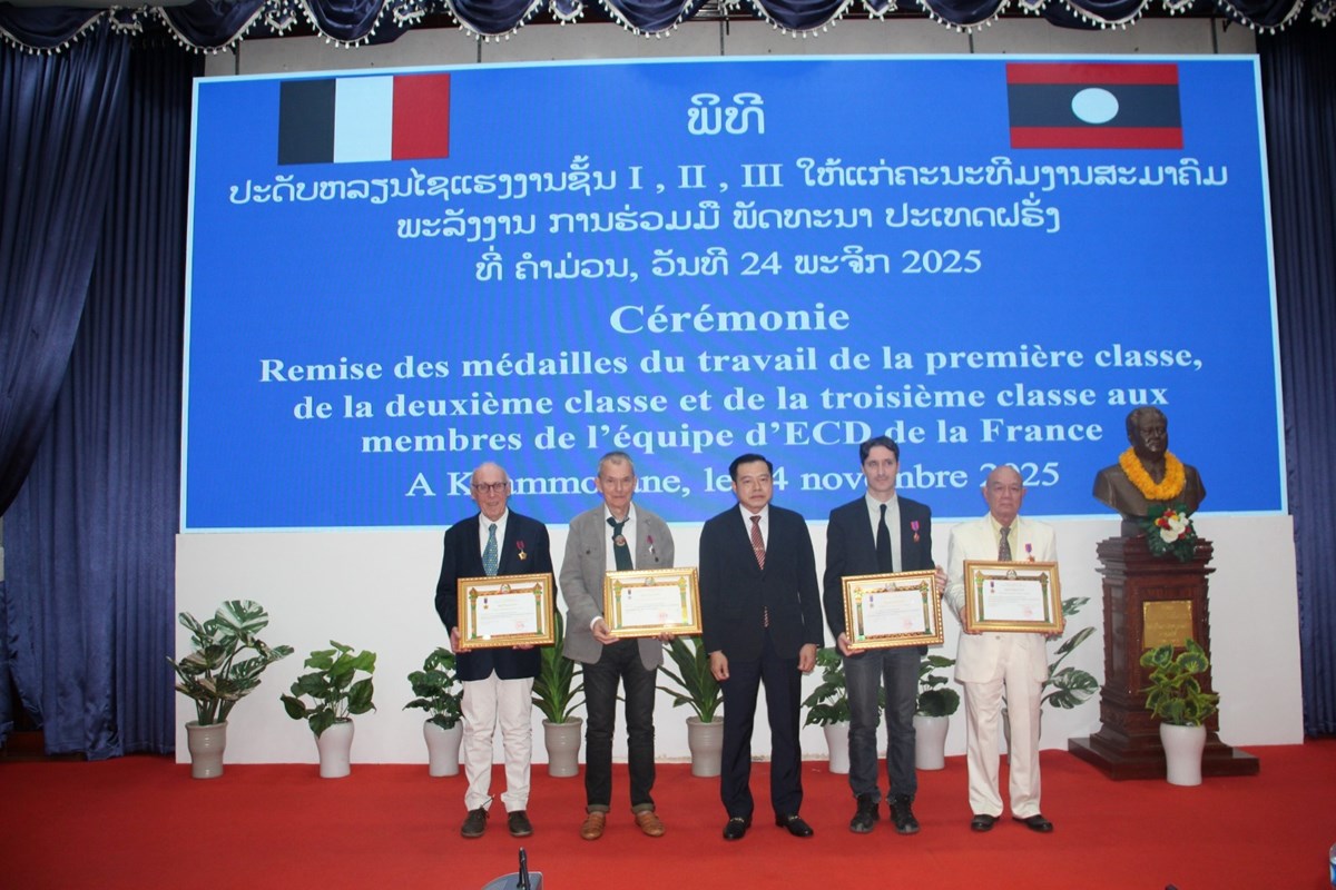 ປະດບຫຽນໄຊແຮງງານຊນ I , II , III ໃຫແກບກຄນ ກມສະມາຄມພະລງງານການຮວມມ - image 2