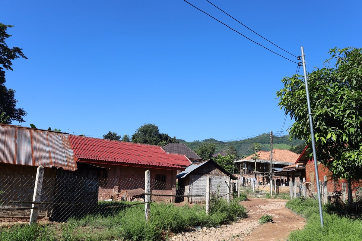 ການນໍາ ເມືອງເງິນ ລົງມອບເຄື່ອງຊ່ວຍເຫຼືອໃຫ້ບັນດາໂຮງຮຽນ ແຫ່ງຕ່າງໆ image 1 ການນາ ເມອງເງນ ລງມອບເຄອງຊວຍເຫອໃຫບນດາໂຮງຮຽນ ແຫງຕາງໆ - image 1