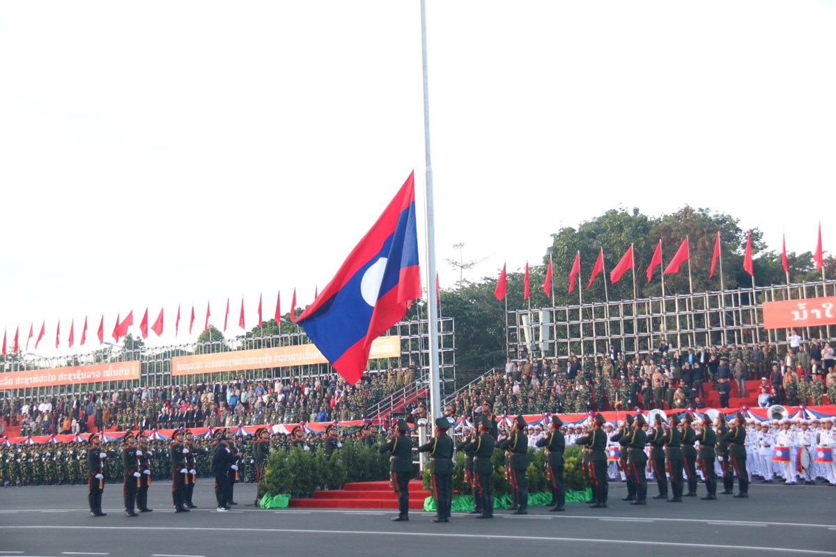 ຊອມໃຫຍຄງສດທາຍ ເດນສວນສະໜາມກຽມສະຫອງວນຊາດທ 2 ທນວາ ຄບຮອບ 50 ປ - image 1