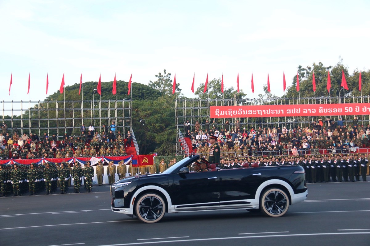 ຊອມໃຫຍຄງສດທາຍ ເດນສວນສະໜາມກຽມສະຫອງວນຊາດທ 2 ທນວາ ຄບຮອບ 50 ປ - image 2