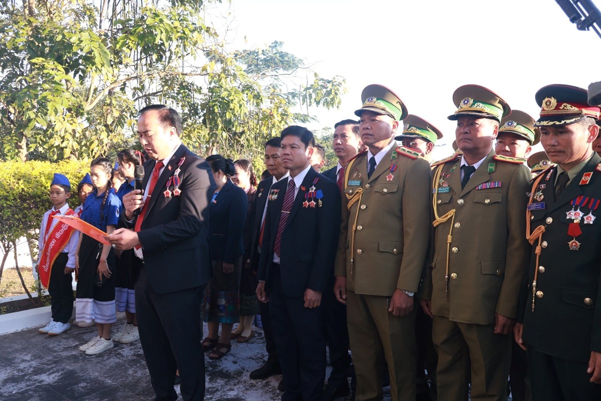 ການນາພກ-ລດ ເມອງແກນທາວ ວາງກະຕາດອກໄມຢຕໜາອານສອນສະຖານ ປະທານ ໄກສອນ ພມວຫານ - image 1