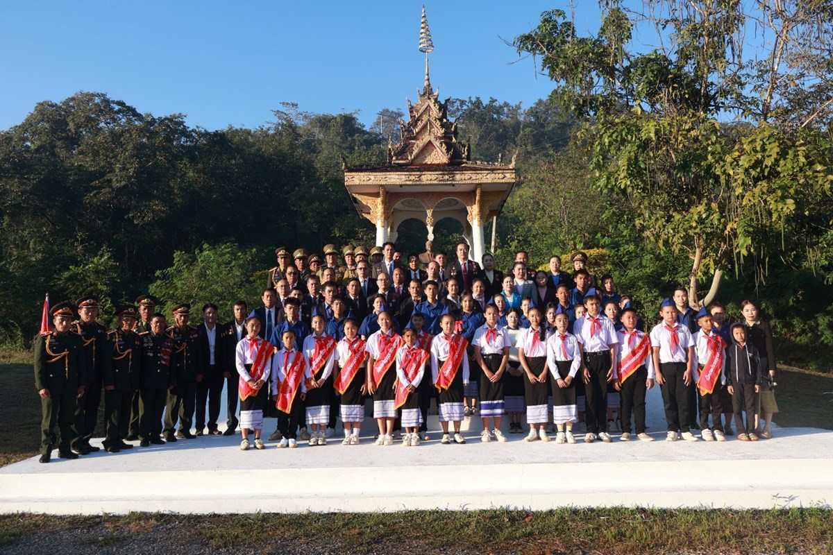 ການນາພກ-ລດ ເມອງແກນທາວ ວາງກະຕາດອກໄມຢຕໜາອານສອນສະຖານ ປະທານ ໄກສອນ ພມວຫານ - image 2