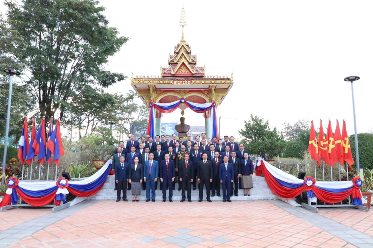 ຄາມວນ ວາງກະຕາດອກໄມ ໃນໂອກາດວນຊາດທ 2 ທນວາ ຄບຮອບ 50 ປ - image 1