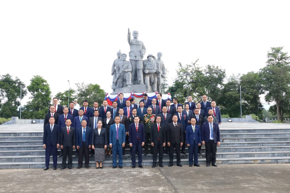 ຄາມວນ ວາງກະຕາດອກໄມ ໃນໂອກາດວນຊາດທ 2 ທນວາ ຄບຮອບ 50 ປ - image 2