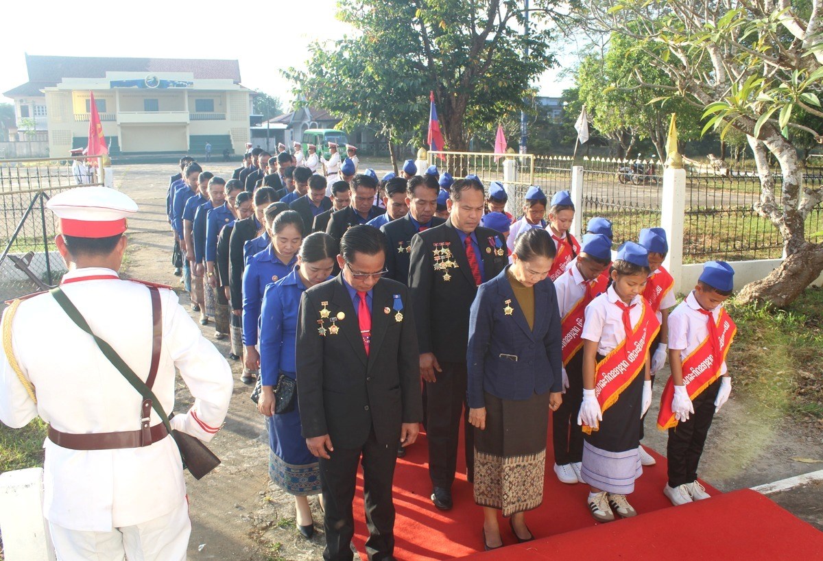 ການນາພກ-ລດ ວາງພວງມາລາຢອານສາວະລນກຮບນລະນາມ ແລະ ວາງກະຕາດອກໄມ ຢອານສາວະລປະທານ ໄກສອນ ພມວຫານ - image 1