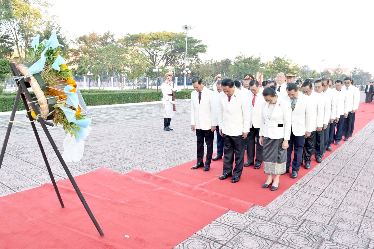 ການນຳພັກ-ລັດແຂວງສະຫວັນນະເຂດວາງພວງມາລາ ແລະກະຕ່າດອກໄມ້ໃນໂອກາດວັນຊາດ ຄົບຮອບ 50 ປີ image 1 ການນຳພກ-ລດແຂວງສະຫວນນະເຂດວາງພວງມາລາ ແລະກະຕາດອກໄມໃນໂອກາດວນຊາດ ຄບຮອບ 50 ປ - image 1