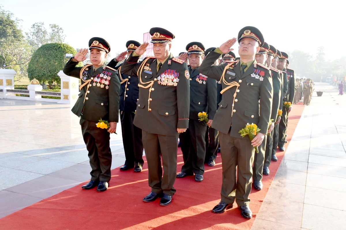 ການນຳພັກ-ລັດແຂວງສະຫວັນນະເຂດວາງພວງມາລາ ແລະກະຕ່າດອກໄມ້ໃນໂອກາດວັນຊາດ ຄົບຮອບ 50 ປີ image 2 ການນຳພກ-ລດແຂວງສະຫວນນະເຂດວາງພວງມາລາ ແລະກະຕາດອກໄມໃນໂອກາດວນຊາດ ຄບຮອບ 50 ປ - image 2