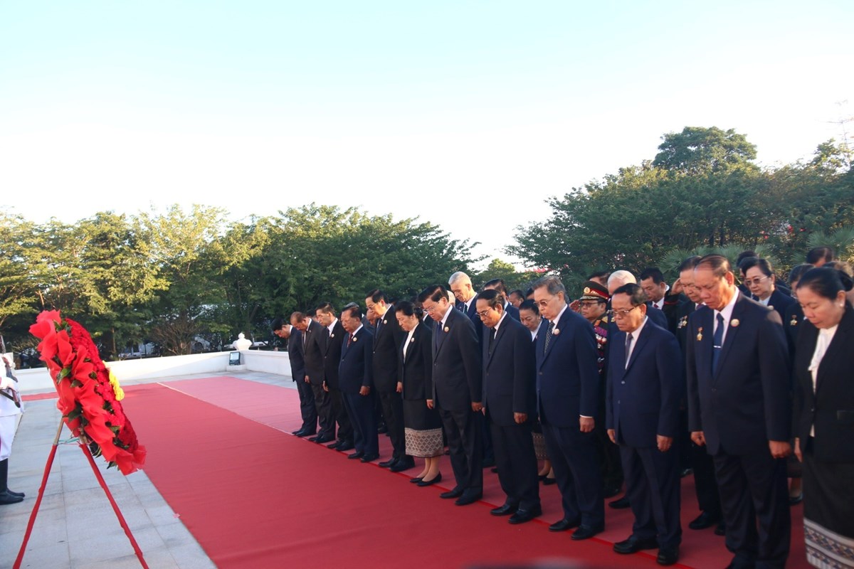 ວາງພວງມາລາ ແລະ ກະຕາດອກໄມ ໃນໂອກາດ50 ປວນສະຖາປະນາ ສປປ ລາວ - image 2