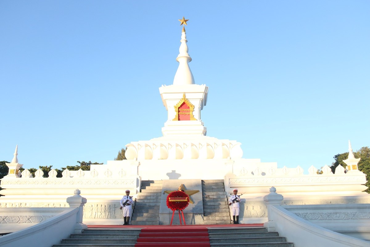 ວາງພວງມາລາ ແລະ ກະຕາດອກໄມ ໃນໂອກາດ50 ປວນສະຖາປະນາ ສປປ ລາວ - image 1