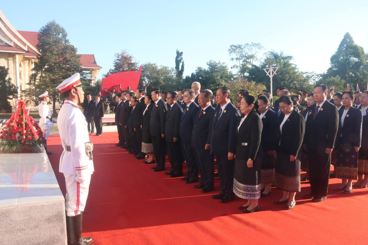 ວາງພວງມາລາ ແລະ ກະຕາດອກໄມ ໃນໂອກາດ50 ປວນສະຖາປະນາ ສປປ ລາວ - image 4