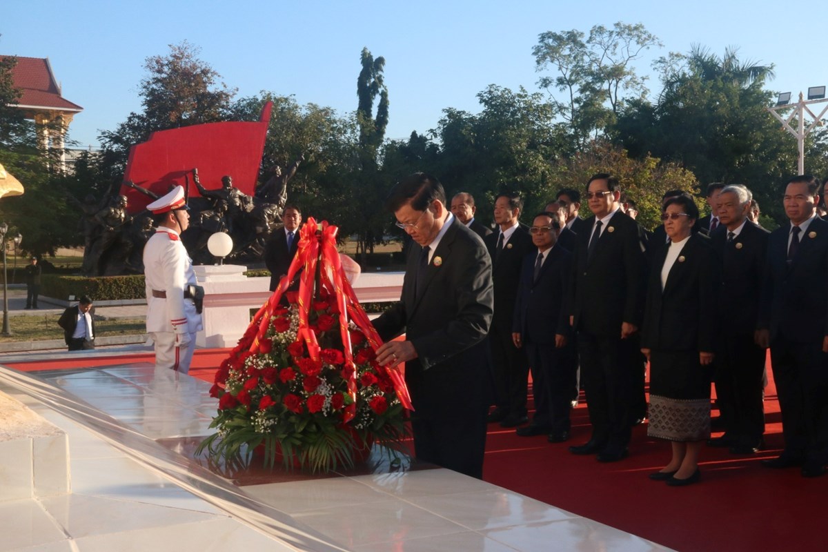 ວາງພວງມາລາ ແລະ ກະຕາດອກໄມ ໃນໂອກາດ50 ປວນສະຖາປະນາ ສປປ ລາວ - image 3