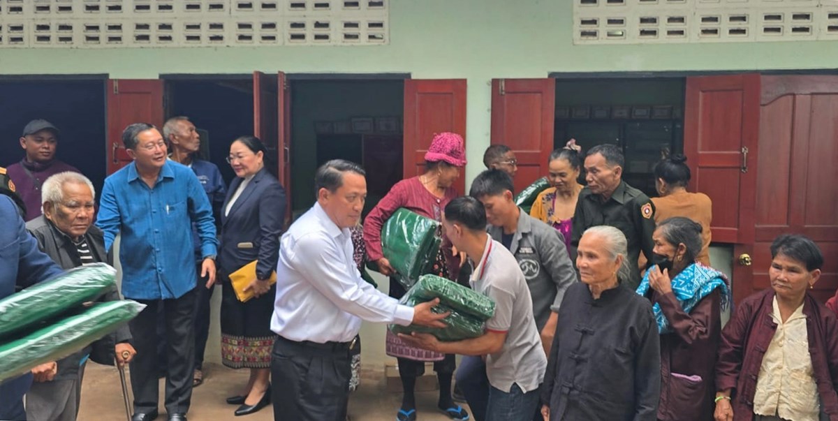 ເຈົ້າແຂວງສະຫວັນນະເຂດ ອວຍພອນ ແລະ ມອບເຄື່ອງໃຫ້ກອງຮ້ອຍສູນເສຍອົງຄະ-ນັກຮົບແຂ່ງຂັນ ໃນໂອກາດວັນສະຖາປານາ ສປປ ລາວ ຄົບຮອບ 50 ປີ image 1 ເຈາແຂວງສະຫວນນະເຂດ ອວຍພອນ ແລະ ມອບເຄອງໃຫກອງຮອຍສນເສຍອງຄະ-ນກຮບແຂງຂນ ໃນໂອກາດວນສະຖາປານາ ສປປ ລາວ ຄບຮອບ 50 ປ - image 1