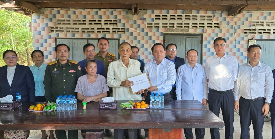 ເຈົ້າແຂວງສະຫວັນນະເຂດ ອວຍພອນ ແລະ ມອບເຄື່ອງໃຫ້ກອງຮ້ອຍສູນເສຍອົງຄະ-ນັກຮົບແຂ່ງຂັນ ໃນໂອກາດວັນສະຖາປານາ ສປປ ລາວ ຄົບຮອບ 50 ປີ image 2 ເຈາແຂວງສະຫວນນະເຂດ ອວຍພອນ ແລະ ມອບເຄອງໃຫກອງຮອຍສນເສຍອງຄະ-ນກຮບແຂງຂນ ໃນໂອກາດວນສະຖາປານາ ສປປ ລາວ ຄບຮອບ 50 ປ - image 2