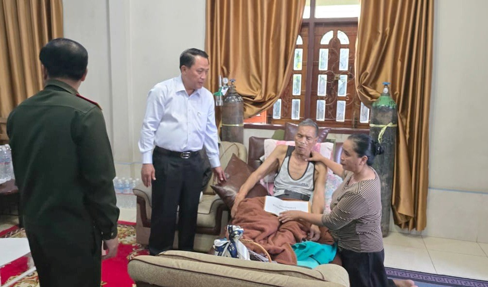 ເຈົ້າແຂວງສະຫວັນນະເຂດ ອວຍພອນ ແລະ ມອບເຄື່ອງໃຫ້ກອງຮ້ອຍສູນເສຍອົງຄະ-ນັກຮົບແຂ່ງຂັນ ໃນໂອກາດວັນສະຖາປານາ ສປປ ລາວ ຄົບຮອບ 50 ປີ image 3 ເຈາແຂວງສະຫວນນະເຂດ ອວຍພອນ ແລະ ມອບເຄອງໃຫກອງຮອຍສນເສຍອງຄະ-ນກຮບແຂງຂນ ໃນໂອກາດວນສະຖາປານາ ສປປ ລາວ ຄບຮອບ 50 ປ - image 3