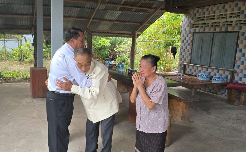 ເຈົ້າແຂວງສະຫວັນນະເຂດ ອວຍພອນ ແລະ ມອບເຄື່ອງໃຫ້ກອງຮ້ອຍສູນເສຍອົງຄະ-ນັກຮົບແຂ່ງຂັນ ໃນໂອກາດວັນສະຖາປານາ ສປປ ລາວ ຄົບຮອບ 50 ປີ image 4 ເຈາແຂວງສະຫວນນະເຂດ ອວຍພອນ ແລະ ມອບເຄອງໃຫກອງຮອຍສນເສຍອງຄະ-ນກຮບແຂງຂນ ໃນໂອກາດວນສະຖາປານາ ສປປ ລາວ ຄບຮອບ 50 ປ - image 4