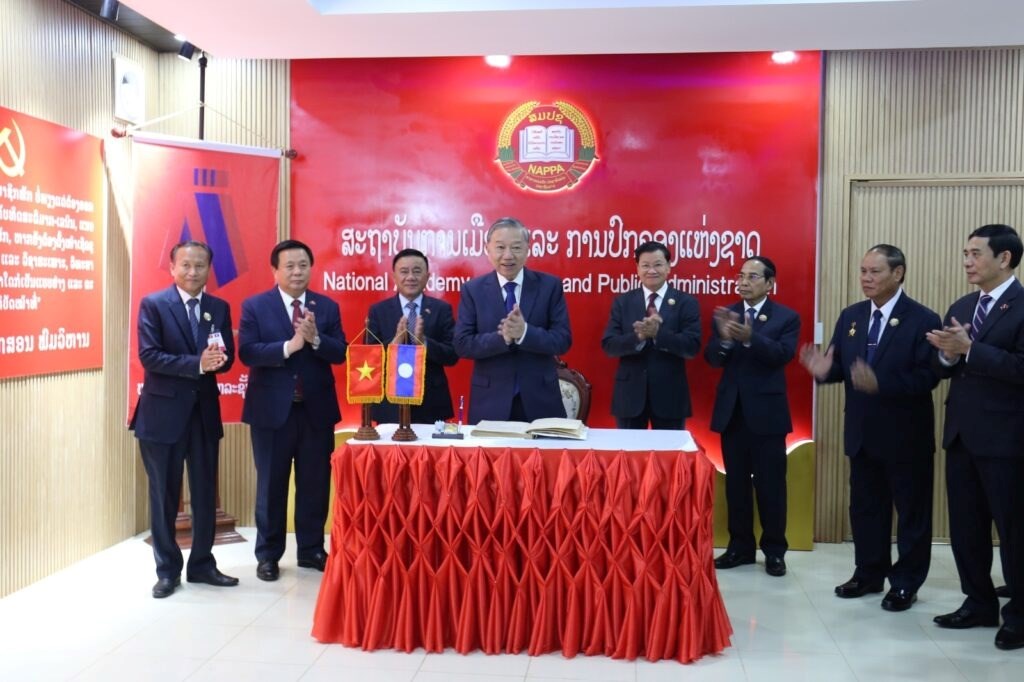 ສະຫາຍໂຕເລມ ພບປະໂອລມ ພະນກງານຫກແຫງ, ຄ-ອາຈານ ແລະ ນກສກສາ ສມປຊ - image 4