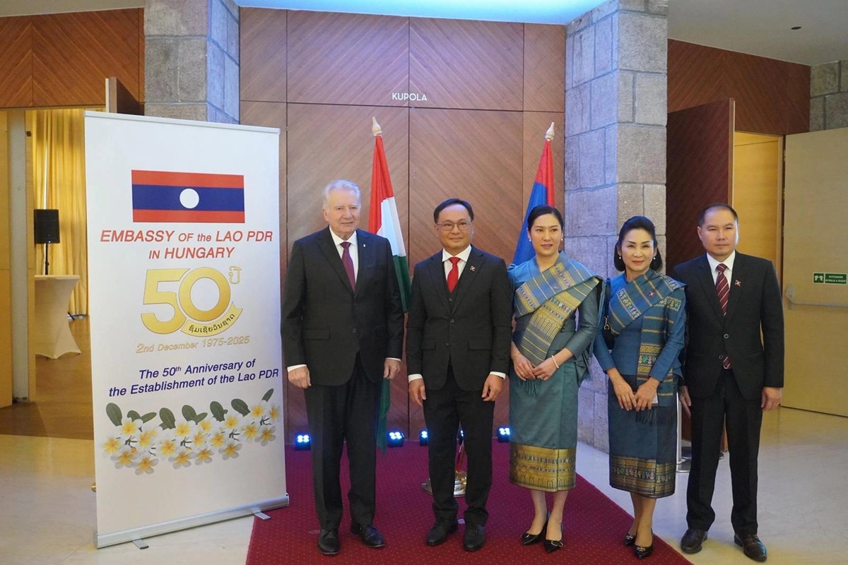 ທດລາວປະຈຳ ຮງກາຣ ສະເຫມສະຫອງວນຊາດ ທ 2 ທນວາ ຄບຮອບ 50 ປ - image 1