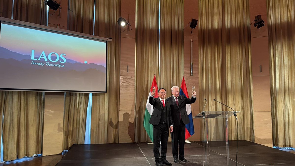 ທດລາວປະຈຳ ຮງກາຣ ສະເຫມສະຫອງວນຊາດ ທ 2 ທນວາ ຄບຮອບ 50 ປ - image 2