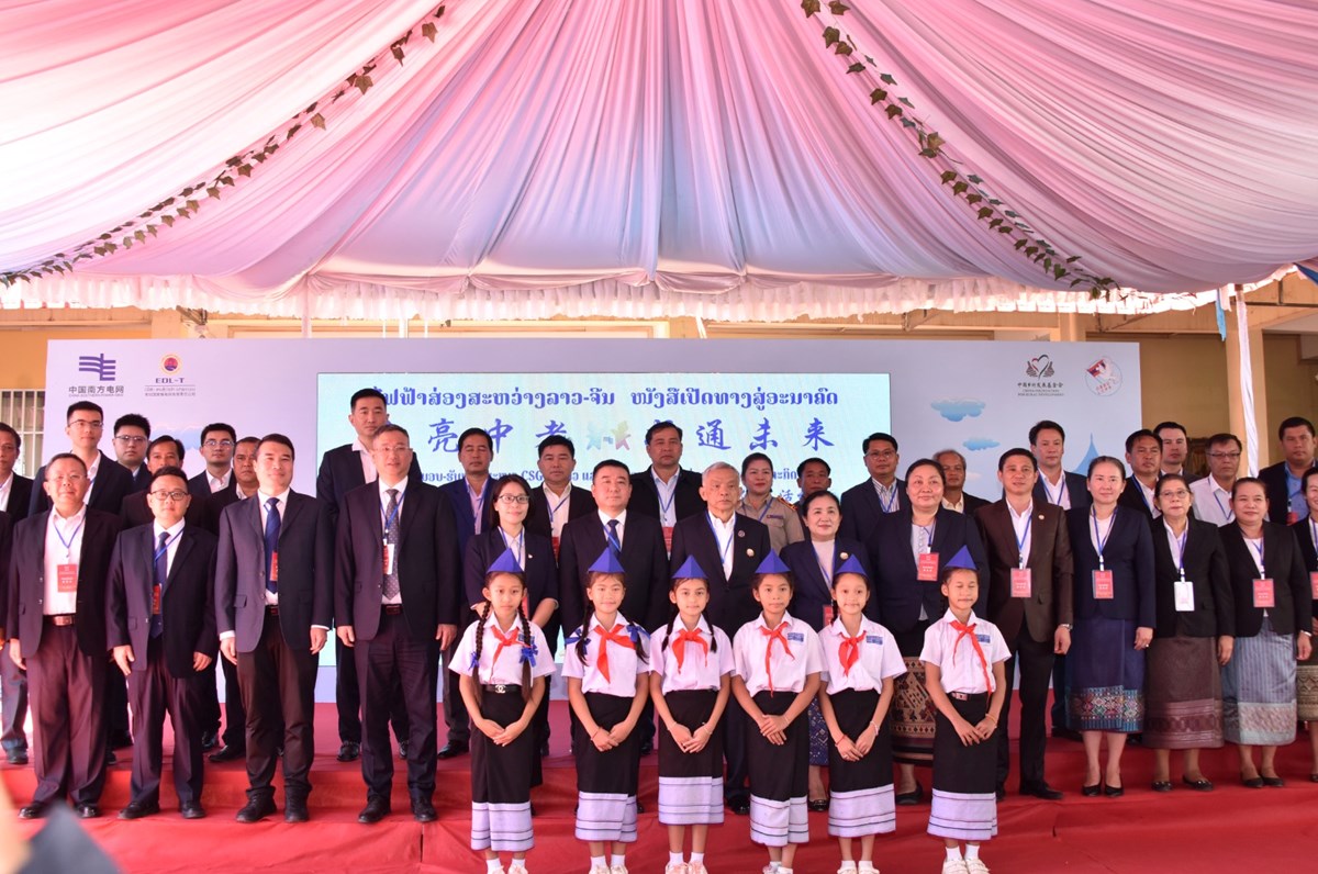 ມອບຫອງສະໝດ ແລະ ອປະກອນການຮຽນ ໃຫໂຮງຮຽນປະຖມ5ແຫງໃນລາວ - image 1