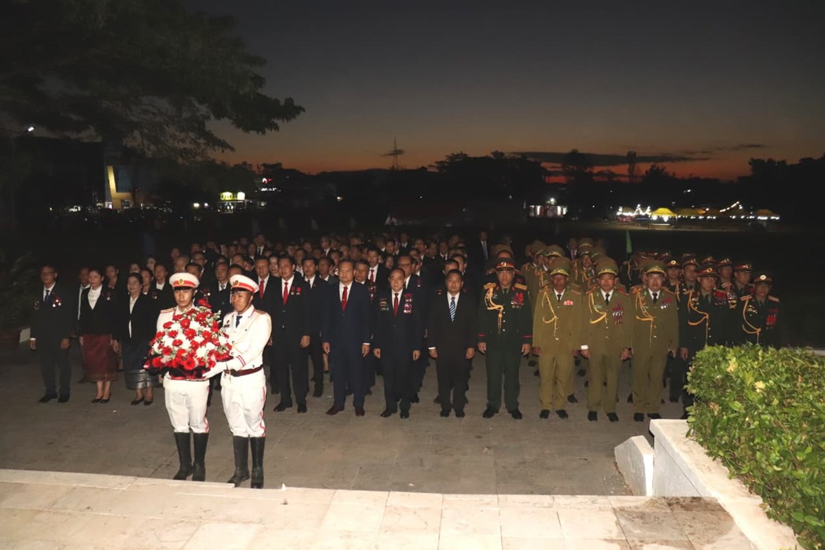 ຈຳປາສກ ວາງພວງມາລາ ແລະ ກະຕາດອກໄມ ເນອງ​ໃນໂອກາດ​ວນຊາດ​ 2 ທນວາ ​ແລະ​ ວນເກດ​ປະທານ​ ໄກສອນ​ ພມວຫານ​ - image 1