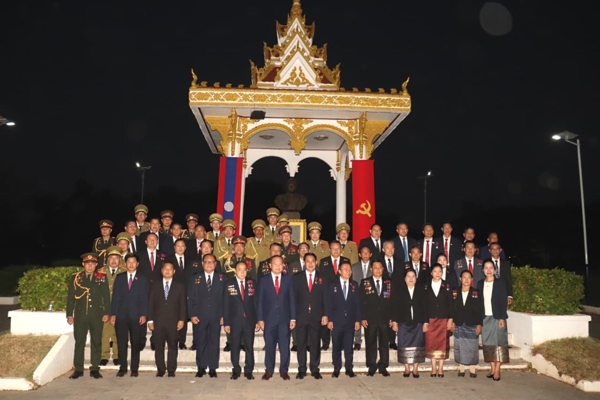 ຈຳປາສກ ວາງພວງມາລາ ແລະ ກະຕາດອກໄມ ເນອງ​ໃນໂອກາດ​ວນຊາດ​ 2 ທນວາ ​ແລະ​ ວນເກດ​ປະທານ​ ໄກສອນ​ ພມວຫານ​ - image 2