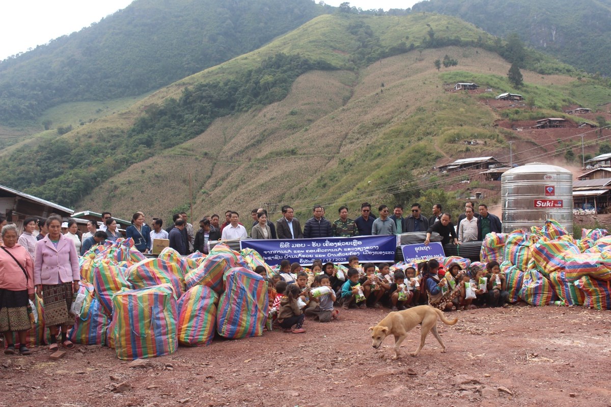 ການນຳແຂວງຊຽງຂວາງມອບເຄື່ອງຊ່ວຍເຫຼືອໃຫ້ບ້ານນ້ຳຮວຍ ແລະ ບ້ານກໍສ່ານ image 2 ການນຳແຂວງຊຽງຂວາງມອບເຄອງຊວຍເຫອໃຫບານນຳຮວຍ ແລະ ບານກສານ - image 2