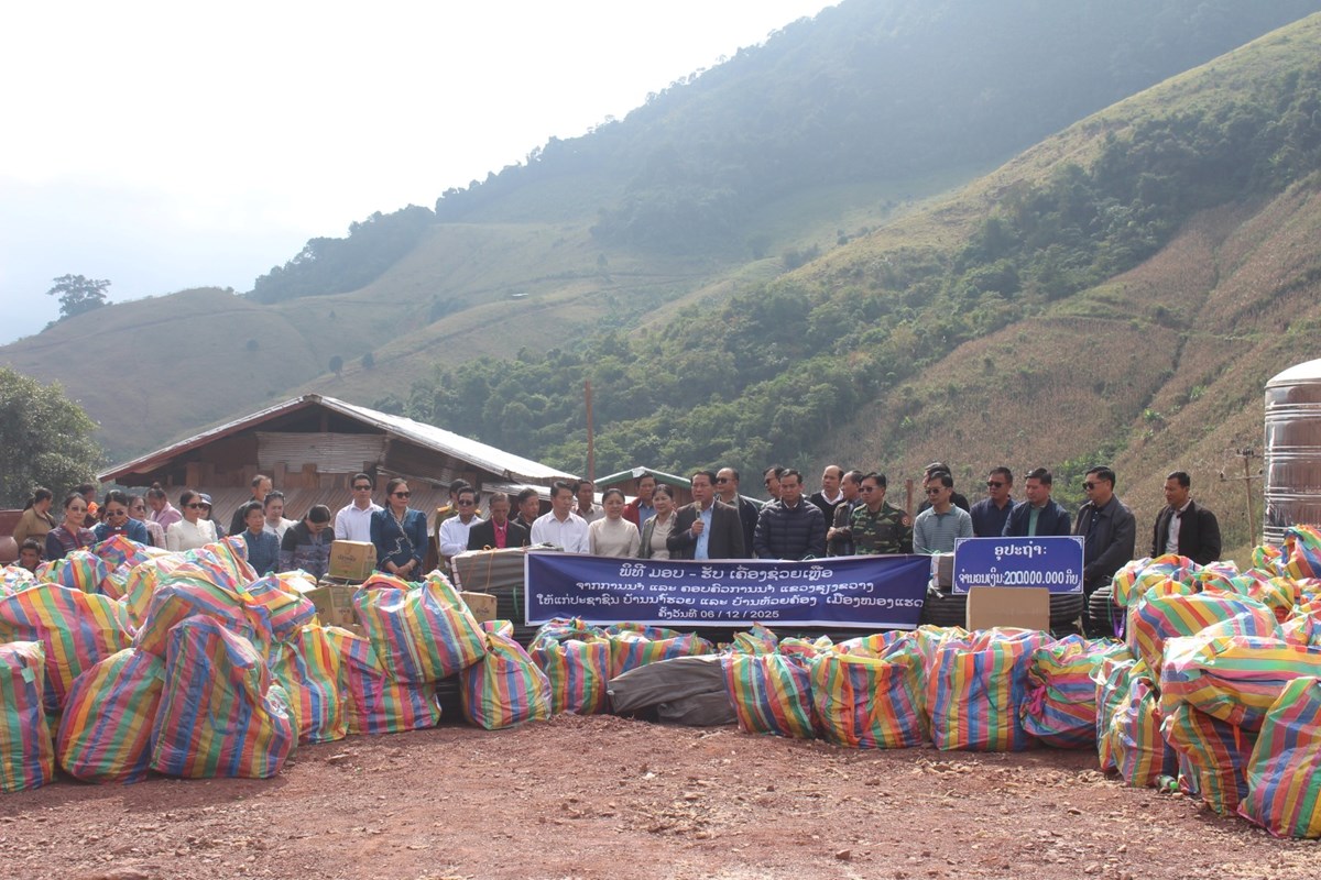 ການນຳແຂວງຊຽງຂວາງມອບເຄື່ອງຊ່ວຍເຫຼືອໃຫ້ບ້ານນ້ຳຮວຍ ແລະ ບ້ານກໍສ່ານ image 1 ການນຳແຂວງຊຽງຂວາງມອບເຄອງຊວຍເຫອໃຫບານນຳຮວຍ ແລະ ບານກສານ - image 1