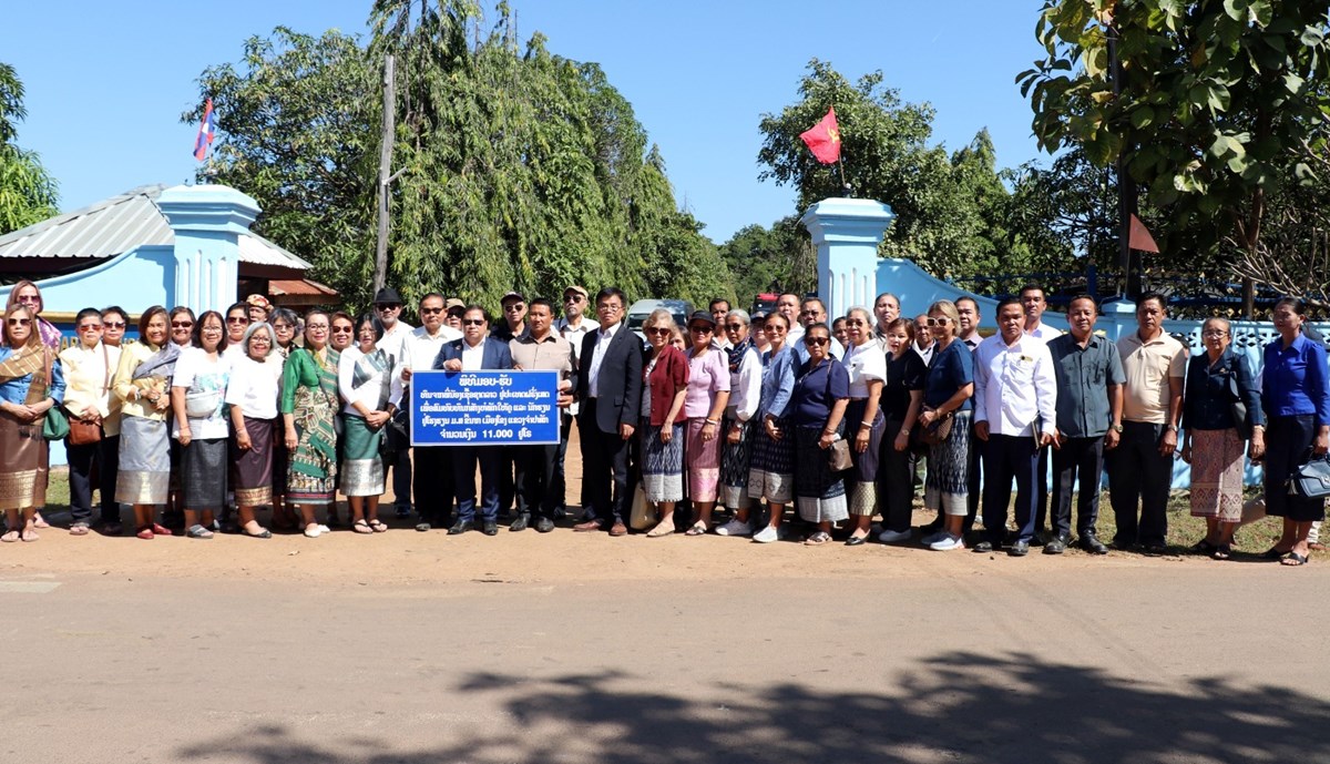 ຄະນະຜູ້ແທນສຳພັນຄົນລາວຢູ່ປະເທດຝຣັ່ງ ມອບເງິນສົມທົບທຶນສ້າງຫໍພັກຄູ-ນັກຮຽນ ບ້ານຂີ້ນາກ image 2 ຄະນະຜແທນສຳພນຄນລາວຢປະເທດຝຣງ ມອບເງນສມທບທນສາງຫພກຄ-ນກຮຽນ ບານຂນາກ - image 2