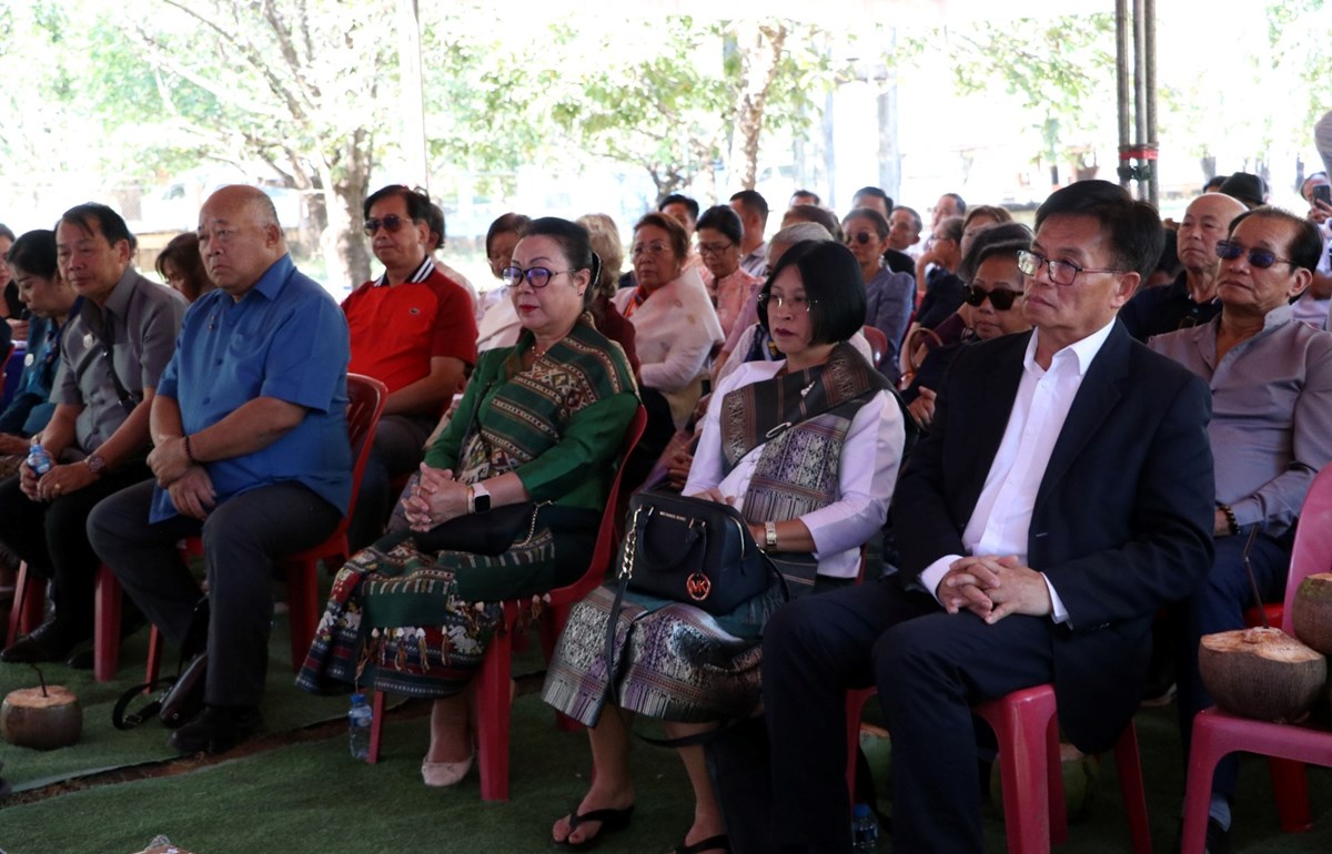 ຄະນະຜູ້ແທນສຳພັນຄົນລາວຢູ່ປະເທດຝຣັ່ງ ມອບເງິນສົມທົບທຶນສ້າງຫໍພັກຄູ-ນັກຮຽນ ບ້ານຂີ້ນາກ image 1 ຄະນະຜແທນສຳພນຄນລາວຢປະເທດຝຣງ ມອບເງນສມທບທນສາງຫພກຄ-ນກຮຽນ ບານຂນາກ - image 1