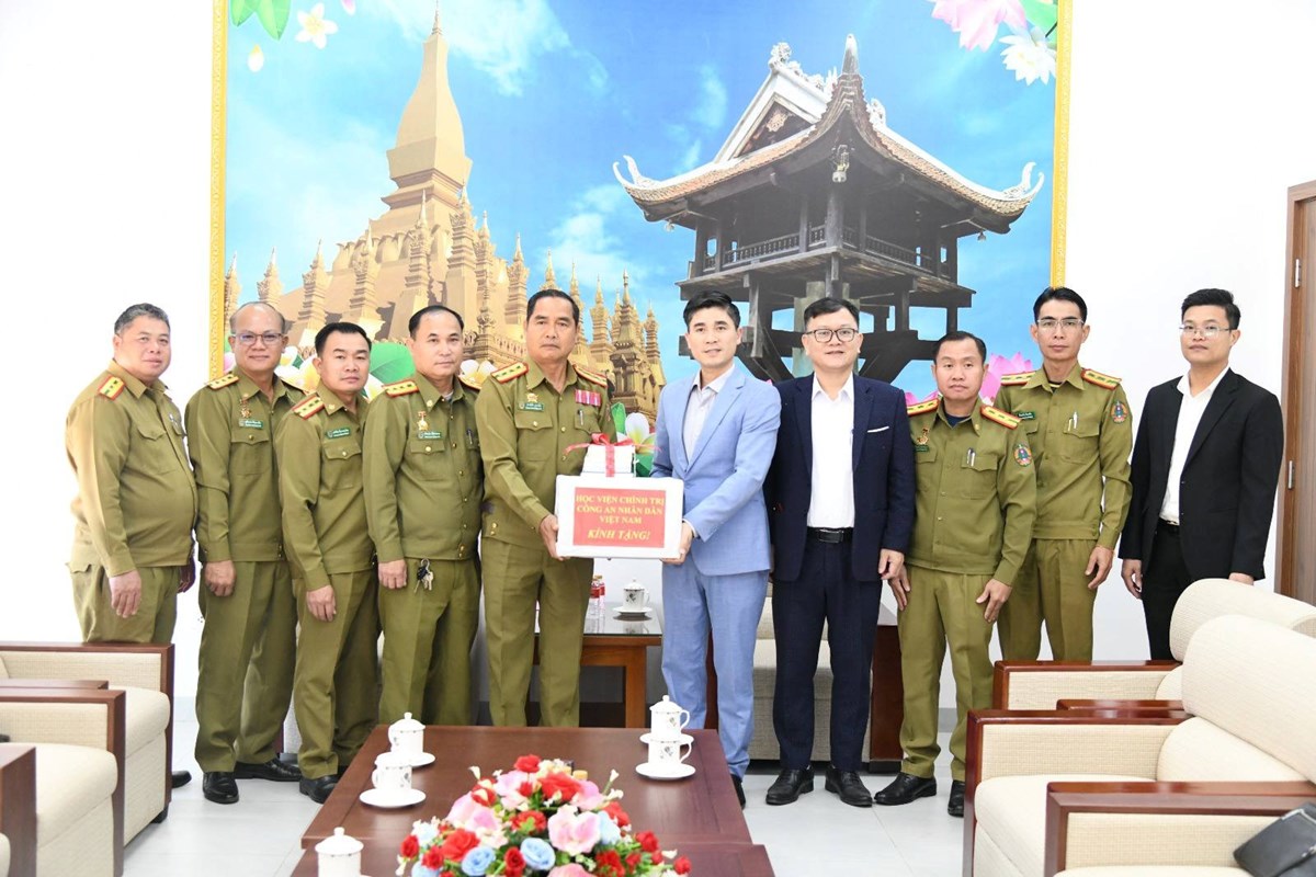 ຊຽວຊານວທະຍາຄານການເມອງຫວຽດນາມ ມອບປມແບບຮຽນໃຫ ວກປສ ລາວ - image 1