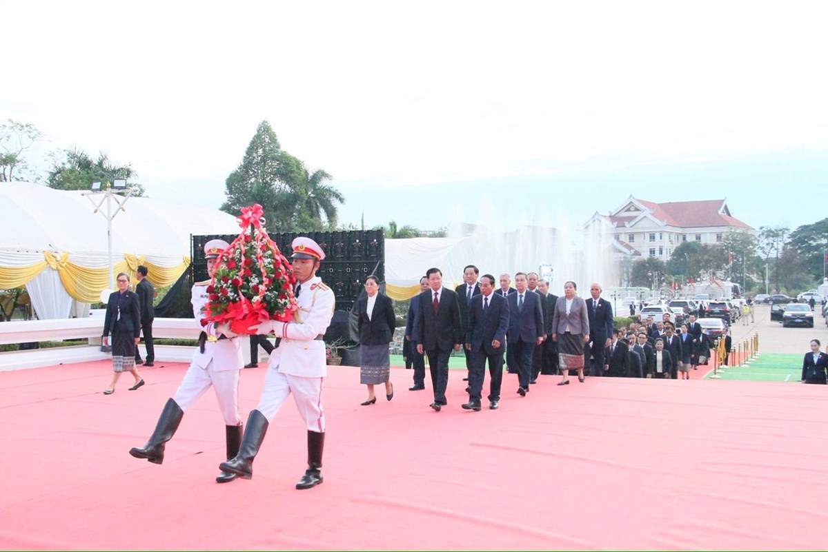 ວາງກະຕາດອກໄມໃນໂອກາດວນເກດປະທານໄກສອນ ພມວຫານ ຄບຮອບ 105 ປ - image 1