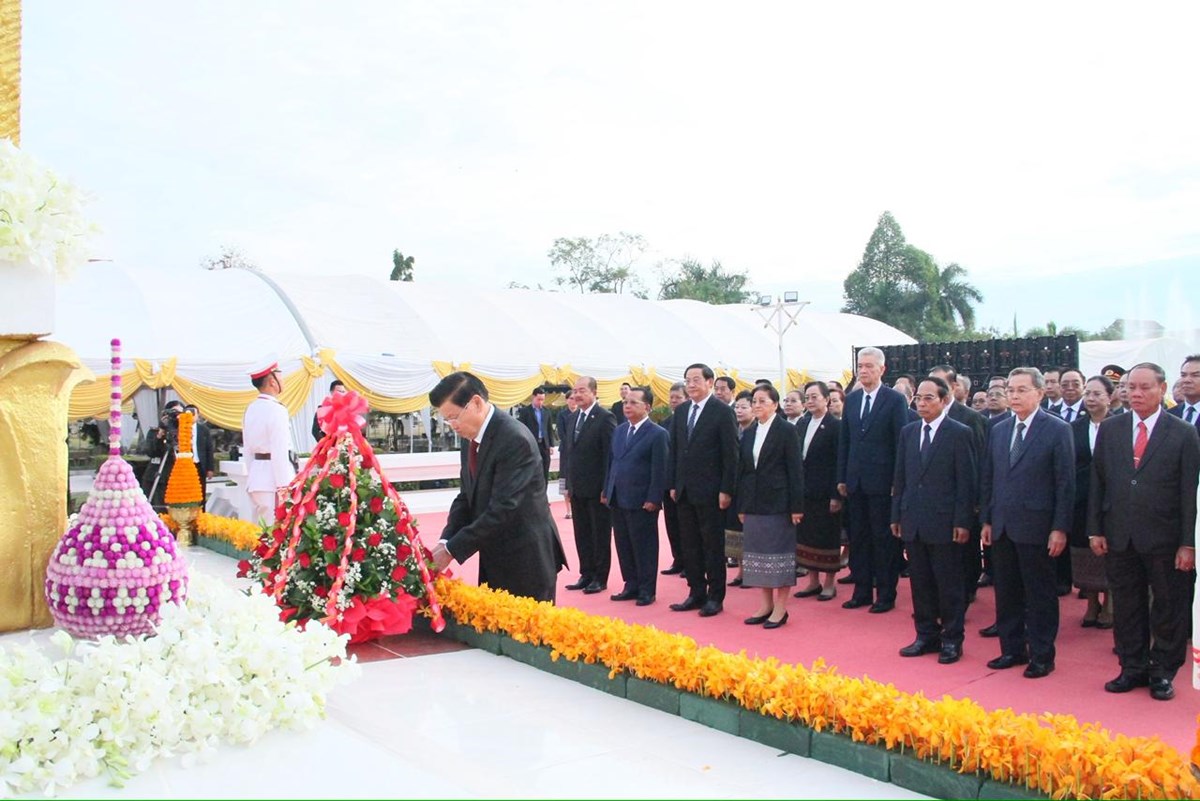 ວາງກະຕາດອກໄມໃນໂອກາດວນເກດປະທານໄກສອນ ພມວຫານ ຄບຮອບ 105 ປ - image 2