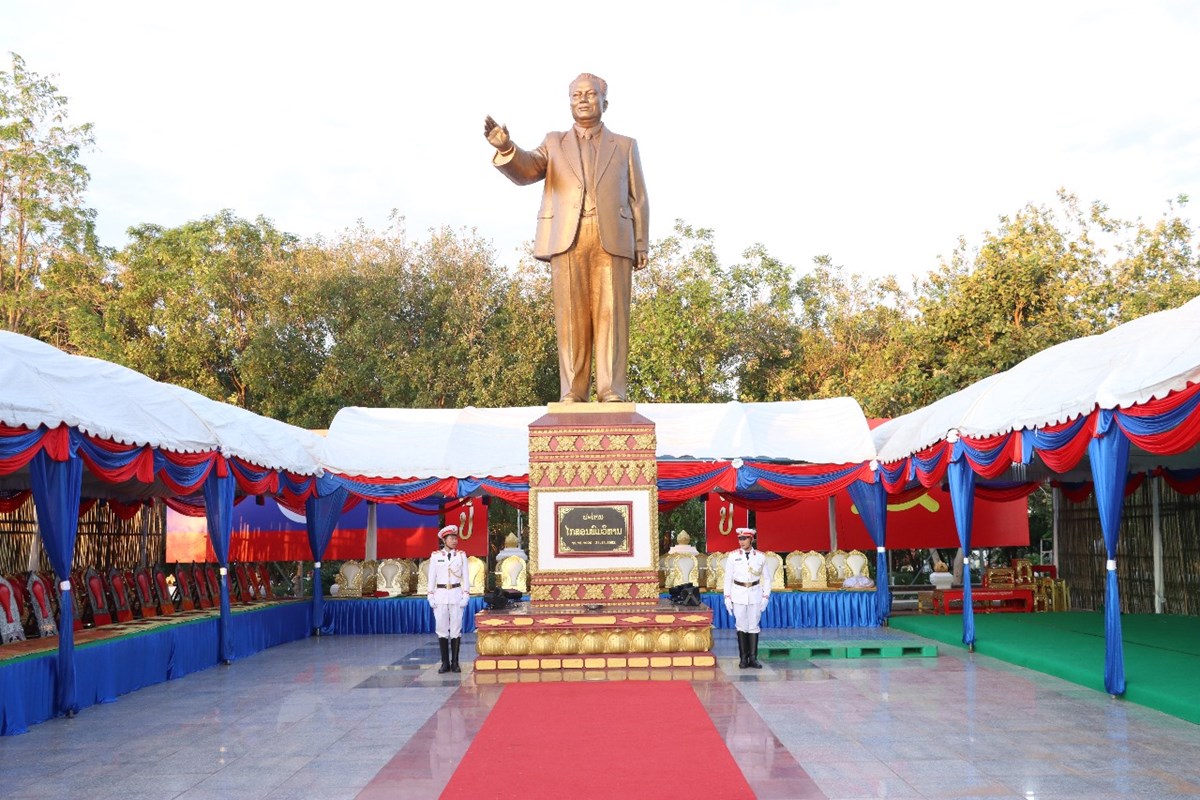 ການນາແຂວງສະຫວນນະເຂດ ວາງກະຕາດອກໄມຕໜາຮບປນຫປະທານໄກສອນ ພມວຫານ - image 2