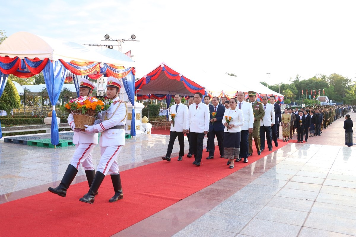 ການນາແຂວງສະຫວນນະເຂດ ວາງກະຕາດອກໄມຕໜາຮບປນຫປະທານໄກສອນ ພມວຫານ - image 1