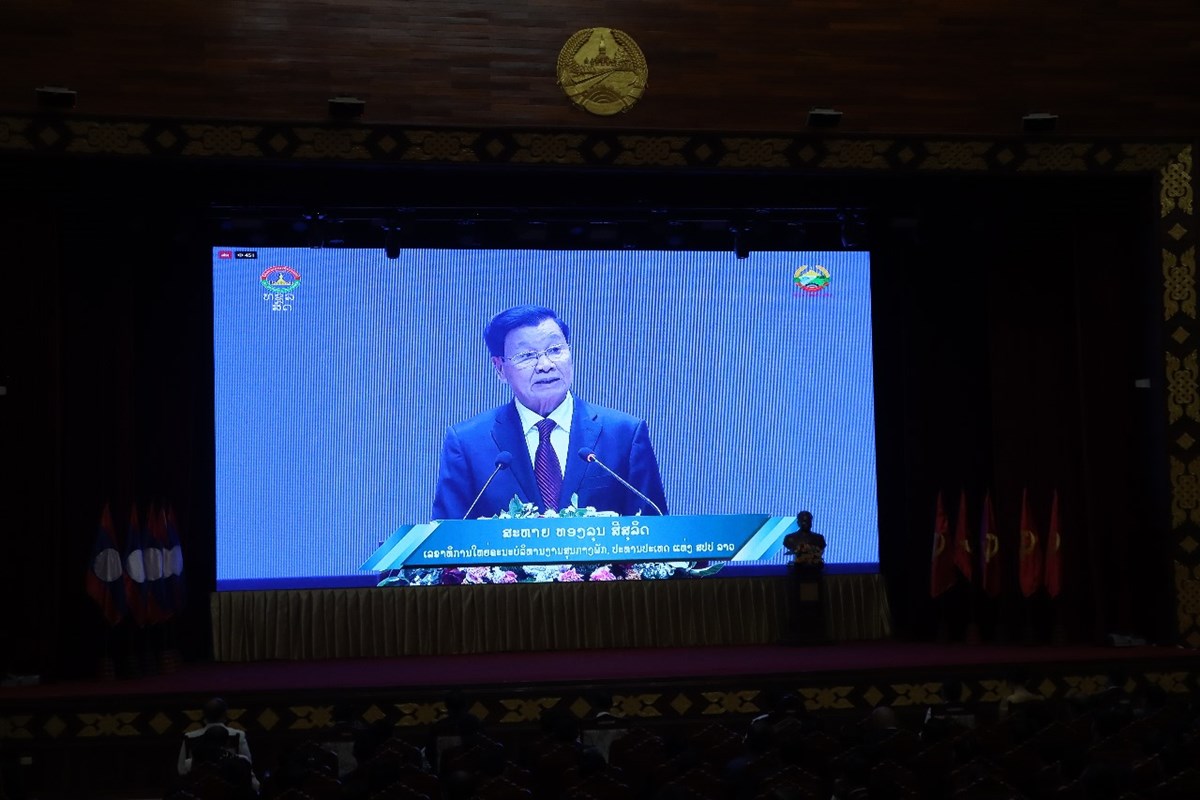 ການນາແຂວງສະຫວນນະເຂດ ວາງກະຕາດອກໄມຕໜາຮບປນຫປະທານໄກສອນ ພມວຫານ - image 3