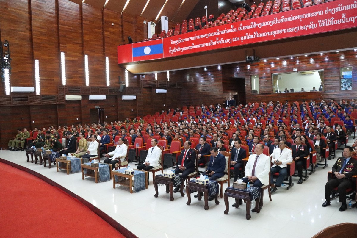 ການນາແຂວງສະຫວນນະເຂດ ວາງກະຕາດອກໄມຕໜາຮບປນຫປະທານໄກສອນ ພມວຫານ - image 4