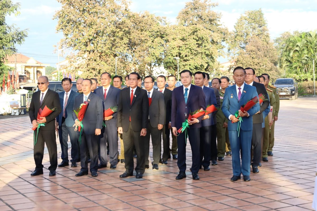 ການນາ ພກ-ລດ ແຂວງຄາມວນ ວາງກະຕາດອກໄມ ເນອງໃນວນເກດ ປະທານ ໄກສອນ ພມວຫານ ຄບຮອບ 105 ປ - image 1