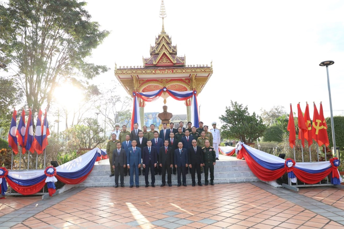 ການນາ ພກ-ລດ ແຂວງຄາມວນ ວາງກະຕາດອກໄມ ເນອງໃນວນເກດ ປະທານ ໄກສອນ ພມວຫານ ຄບຮອບ 105 ປ - image 2