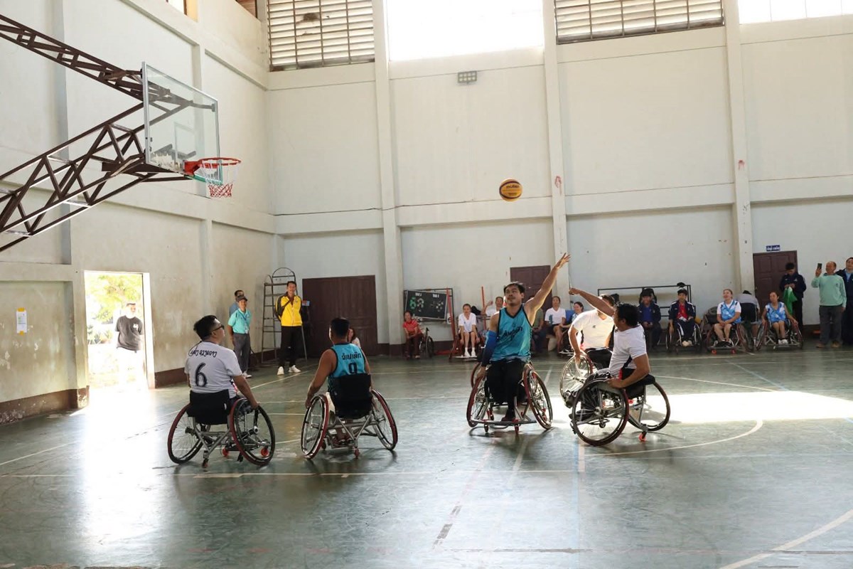 ເປີດສາກແຂ່ງຂັນຢ່າງຄຶກຄື້ນກິລາບານບ້ວງລໍ້ເລື່ອນຄົນພິການ image 1 ເປດສາກແຂງຂນຢາງຄກຄນກລາບານບວງລເລອນຄນພການ - image 1