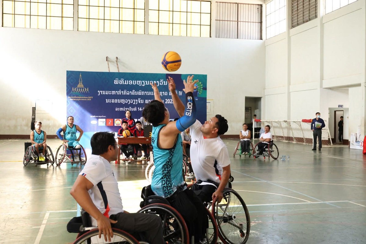 ເປີດສາກແຂ່ງຂັນຢ່າງຄຶກຄື້ນກິລາບານບ້ວງລໍ້ເລື່ອນຄົນພິການ image 2 ເປດສາກແຂງຂນຢາງຄກຄນກລາບານບວງລເລອນຄນພການ - image 2