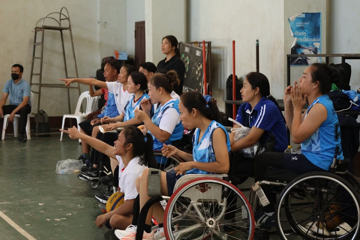 ເປີດສາກແຂ່ງຂັນຢ່າງຄຶກຄື້ນກິລາບານບ້ວງລໍ້ເລື່ອນຄົນພິການ image 3 ເປດສາກແຂງຂນຢາງຄກຄນກລາບານບວງລເລອນຄນພການ - image 3