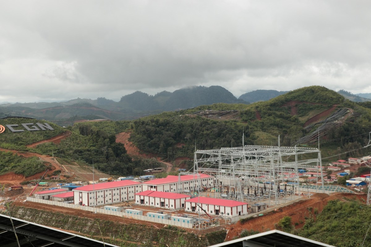 ອຸດົມໄຊເປີດນຳໃຊ້ໂຄງການໄຟຟ້າແສງຕາເວັນຂະໜາດໃຫຍ່ 1,000 MW image 1 ອດມໄຊເປດນຳໃຊໂຄງການໄຟຟາແສງຕາເວນຂະໜາດໃຫຍ 1,000 MW - image 1