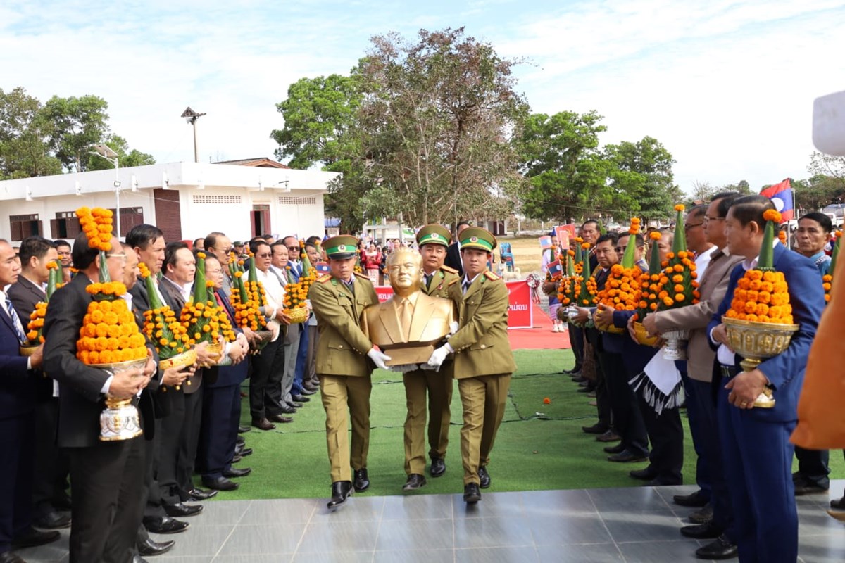 ພິທີອັນເຊີນຮູບຫຼໍ່ ປະທານ ໄກສອນ ພົມວິຫານ ປະດິດສະຖານຢູ່ຫໍຜາສາດທີ່ເມືອງໄຊບົວທອງ image 2 ພທອນເຊນຮບຫ ປະທານ ໄກສອນ ພມວຫານ ປະດດສະຖານຢຫຜາສາດທເມອງໄຊບວທອງ - image 2