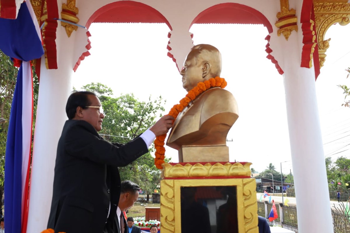 ພິທີອັນເຊີນຮູບຫຼໍ່ ປະທານ ໄກສອນ ພົມວິຫານ ປະດິດສະຖານຢູ່ຫໍຜາສາດທີ່ເມືອງໄຊບົວທອງ image 1 ພທອນເຊນຮບຫ ປະທານ ໄກສອນ ພມວຫານ ປະດດສະຖານຢຫຜາສາດທເມອງໄຊບວທອງ - image 1