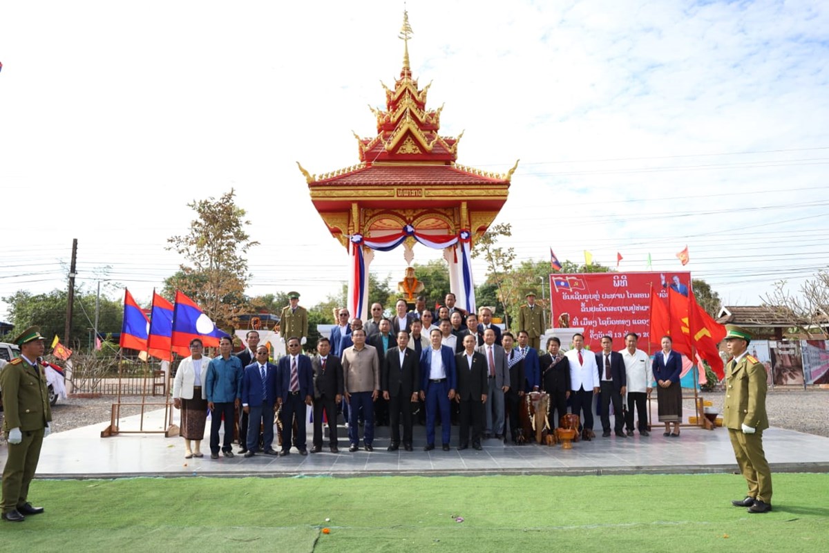 ພິທີອັນເຊີນຮູບຫຼໍ່ ປະທານ ໄກສອນ ພົມວິຫານ ປະດິດສະຖານຢູ່ຫໍຜາສາດທີ່ເມືອງໄຊບົວທອງ image 3 ພທອນເຊນຮບຫ ປະທານ ໄກສອນ ພມວຫານ ປະດດສະຖານຢຫຜາສາດທເມອງໄຊບວທອງ - image 3