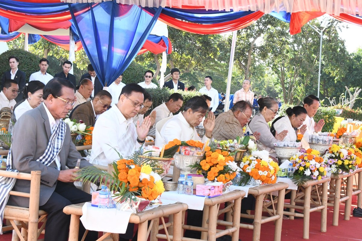 ການນໍາ ພັກ-ລັດ ແລະ ມວນຊົນແຂວງສະຫວັນນະເຂດຮ່ວມໃສ່ບາດວັນເກີດປະທານ ໄກສອນ ພົມວິຫານ image 1 ການນາ ພກ-ລດ ແລະ ມວນຊນແຂວງສະຫວນນະເຂດຮວມໃສບາດວນເກດປະທານ ໄກສອນ ພມວຫານ - image 1