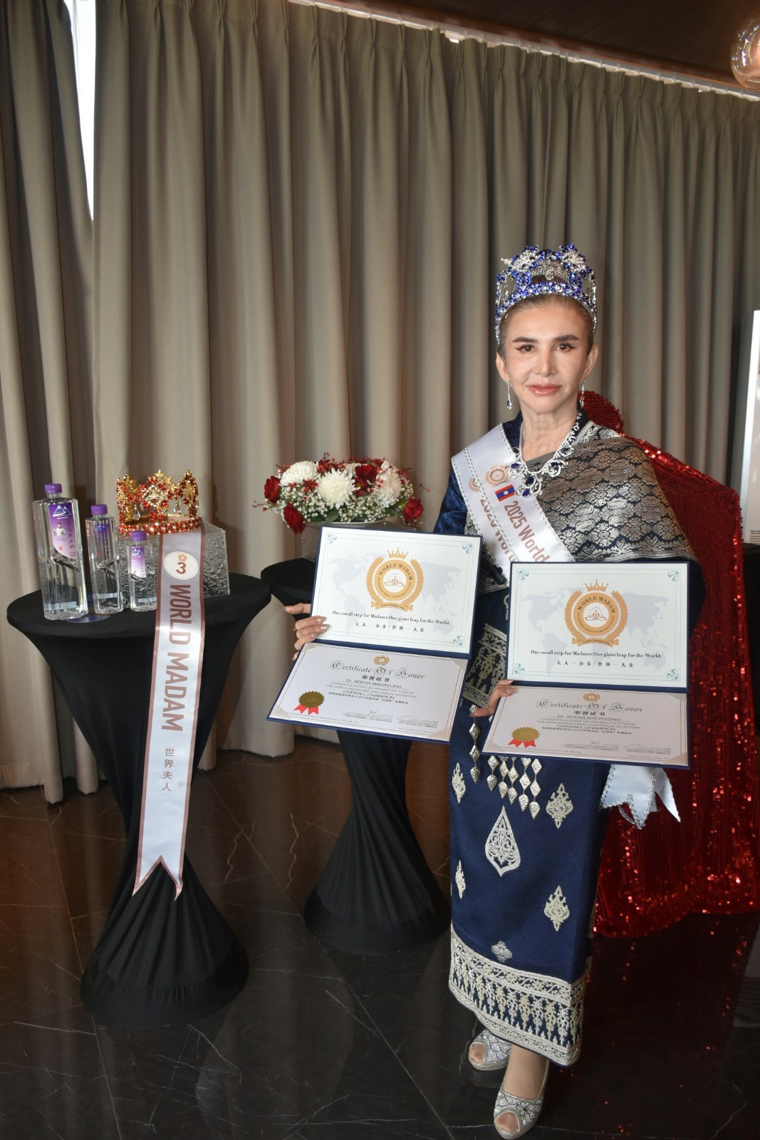 ທ່ານນາງ ອາດີນາ ມະຫາວົງ ໄດ້ຮັບລາງວັນ THE WORLD MADAM 2025 image 1 ທານນາງ ອາດນາ ມະຫາວງ ໄດຮບລາງວນ THE WORLD MADAM 2025 - image 1