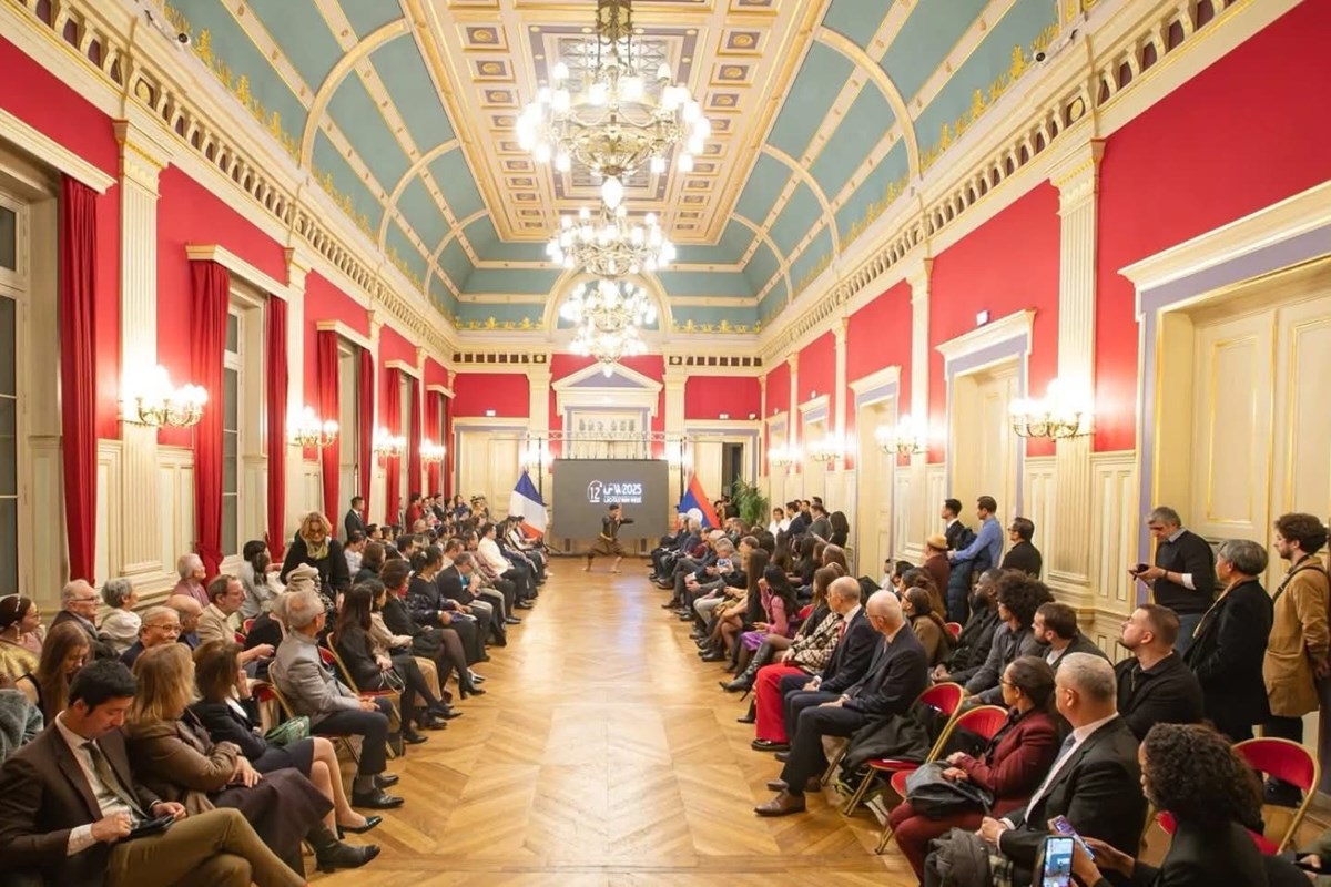 ເຄື່ອງນຸ່ງທີ່ເປັນເອກະລັກຂອງລາວ ເຂົ້າຮ່ວມງານເດີນແບບທີ່ປາຣີ image 1 ເຄອງນງທເປນເອກະລກຂອງລາວ ເຂາຮວມງານເດນແບບທປາຣ - image 1