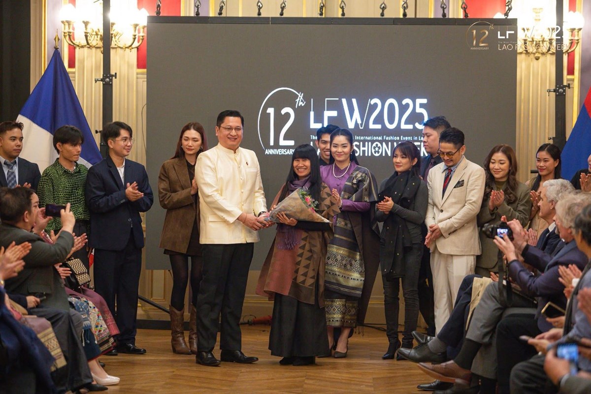 ເຄື່ອງນຸ່ງທີ່ເປັນເອກະລັກຂອງລາວ ເຂົ້າຮ່ວມງານເດີນແບບທີ່ປາຣີ image 2 ເຄອງນງທເປນເອກະລກຂອງລາວ ເຂາຮວມງານເດນແບບທປາຣ - image 2